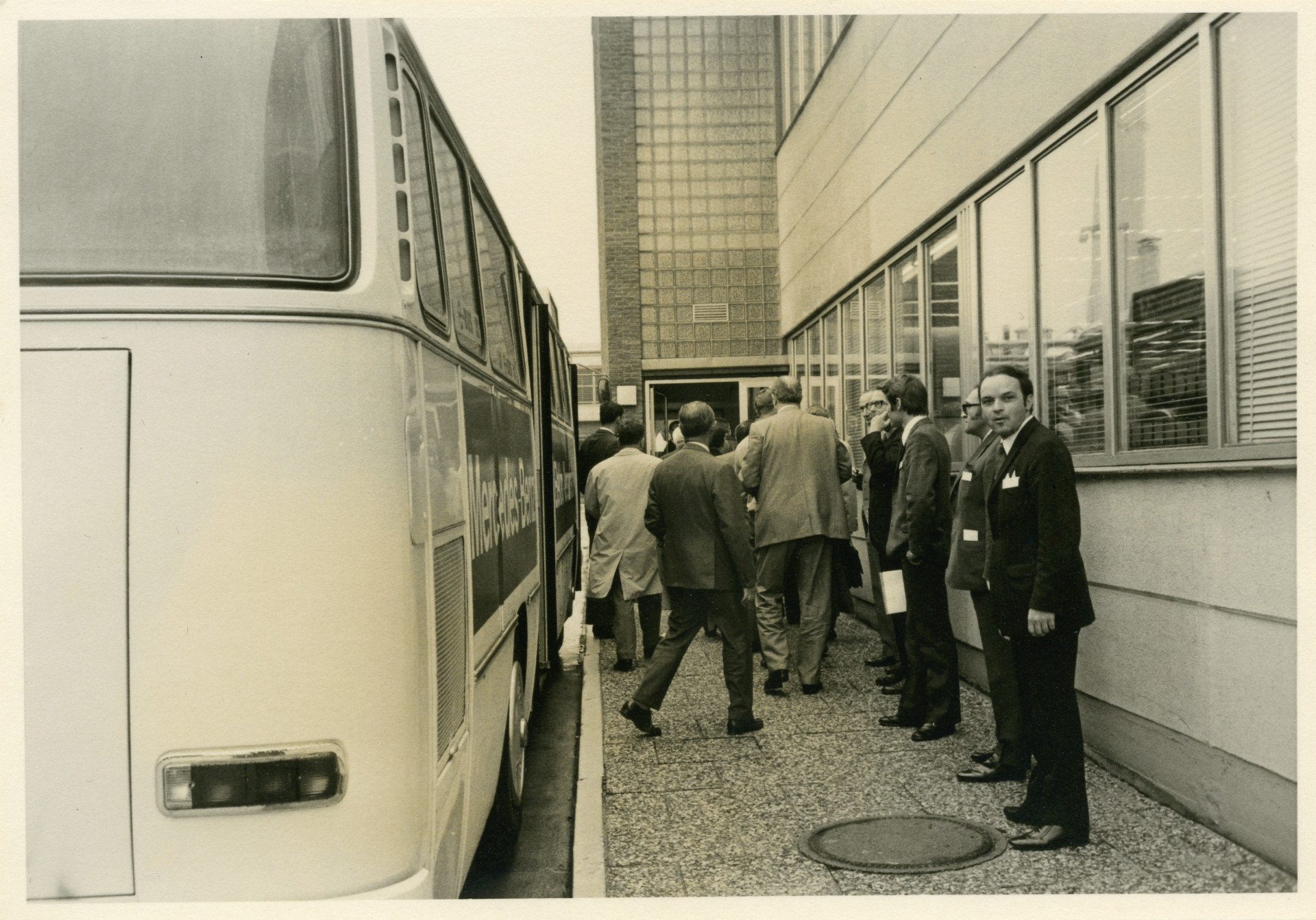 Around 100 conference participants were driven by electric buses from Hamburg to Norderstedt to the Grace factory. On the right in the picture Johannes Schneider, sales manager.
